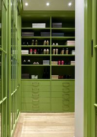 Г-образная гардеробная комната в зеленом цвете Ростов-на-Дону